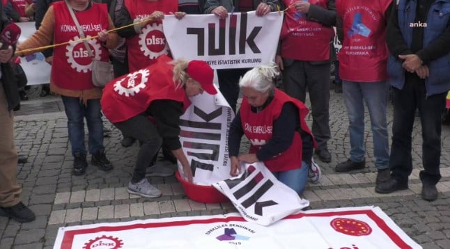 İzmir'de emeklilerden maaş zamlarına protesto: TÜİK pankartını sabunla yıkadılar