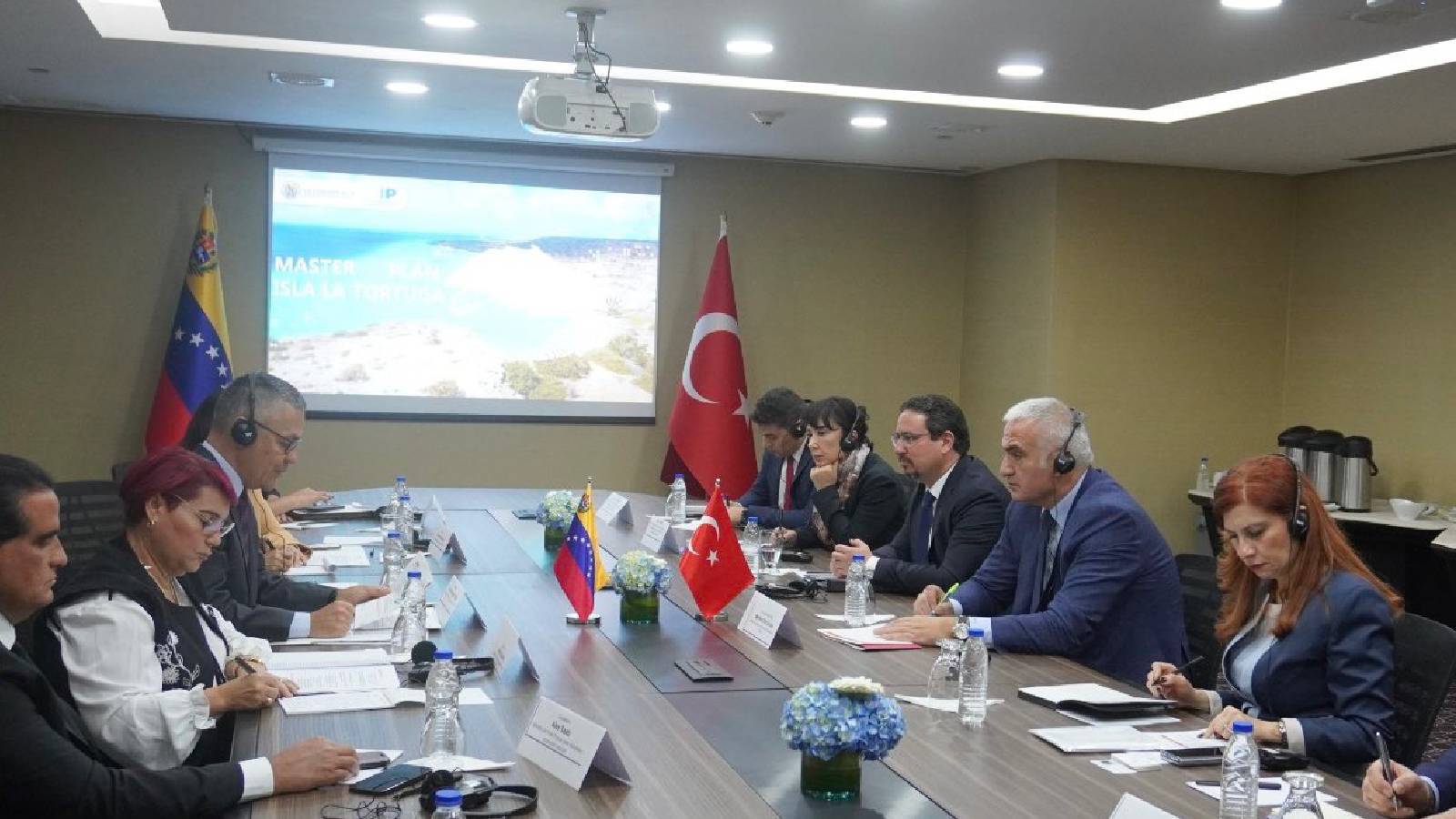 Bakan Ersoy, Venezuela'da bakanlarla görüştü