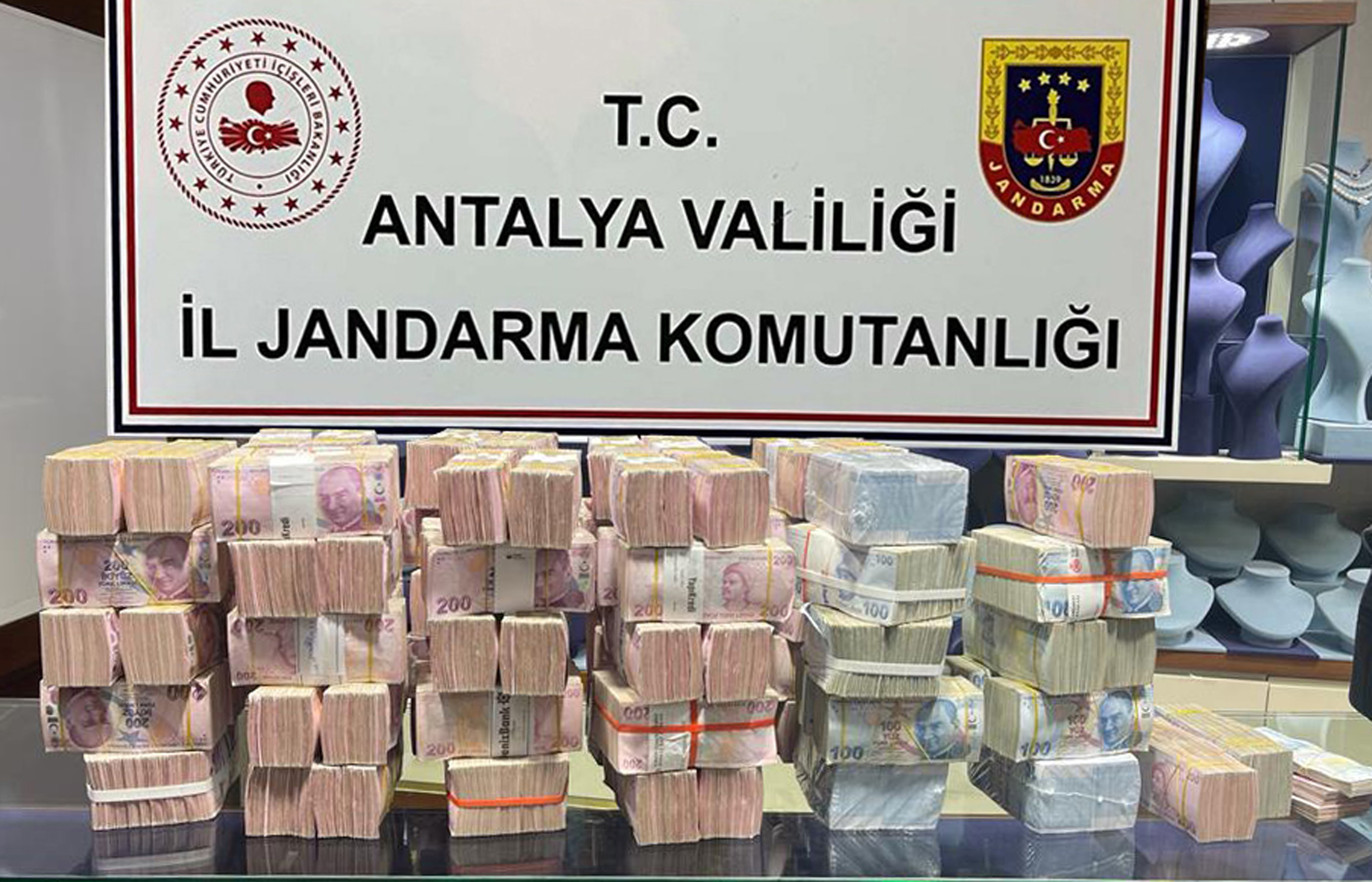 Antalya'da 'Çukur Çetesi' operasyonu firarisi CHP'li belediye meclisi üyesi yakalandı