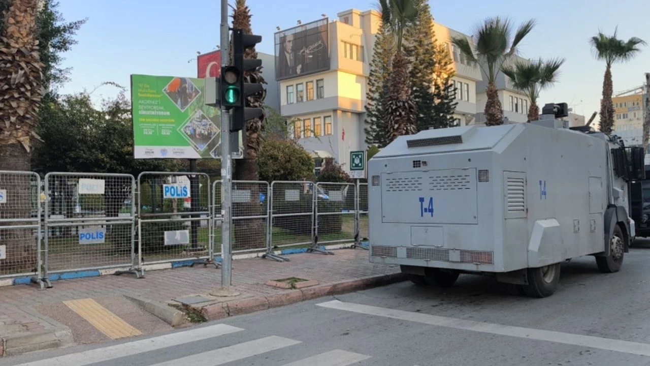 Seçilmiş DEM Partili eş başkanlar tutuklandı: Akdeniz Belediyesi'ne kayyım atandı