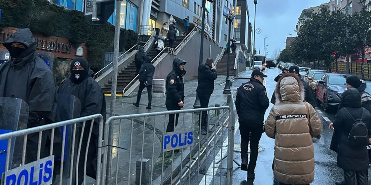 Beşiktaş Belediyesi'nin çevresi bariyerlerle çevrildi