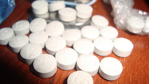 Otomobilde 2 bin 968 uyuşturucu hapla yakalanan 5 kişi tutuklandı