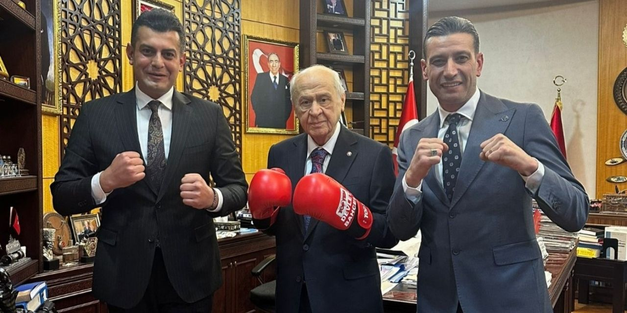 MHP lideri Bahçeli, boks eldivenleriyle poz verdi