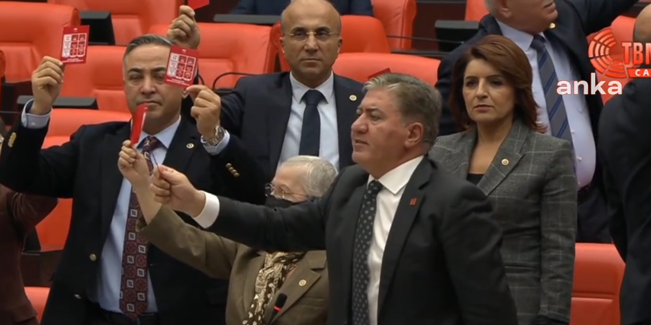 TBMM'de 'Rıza Akpolat' tepkisi: CHP'li vekiller iktidara kırmızı kart gösterdi