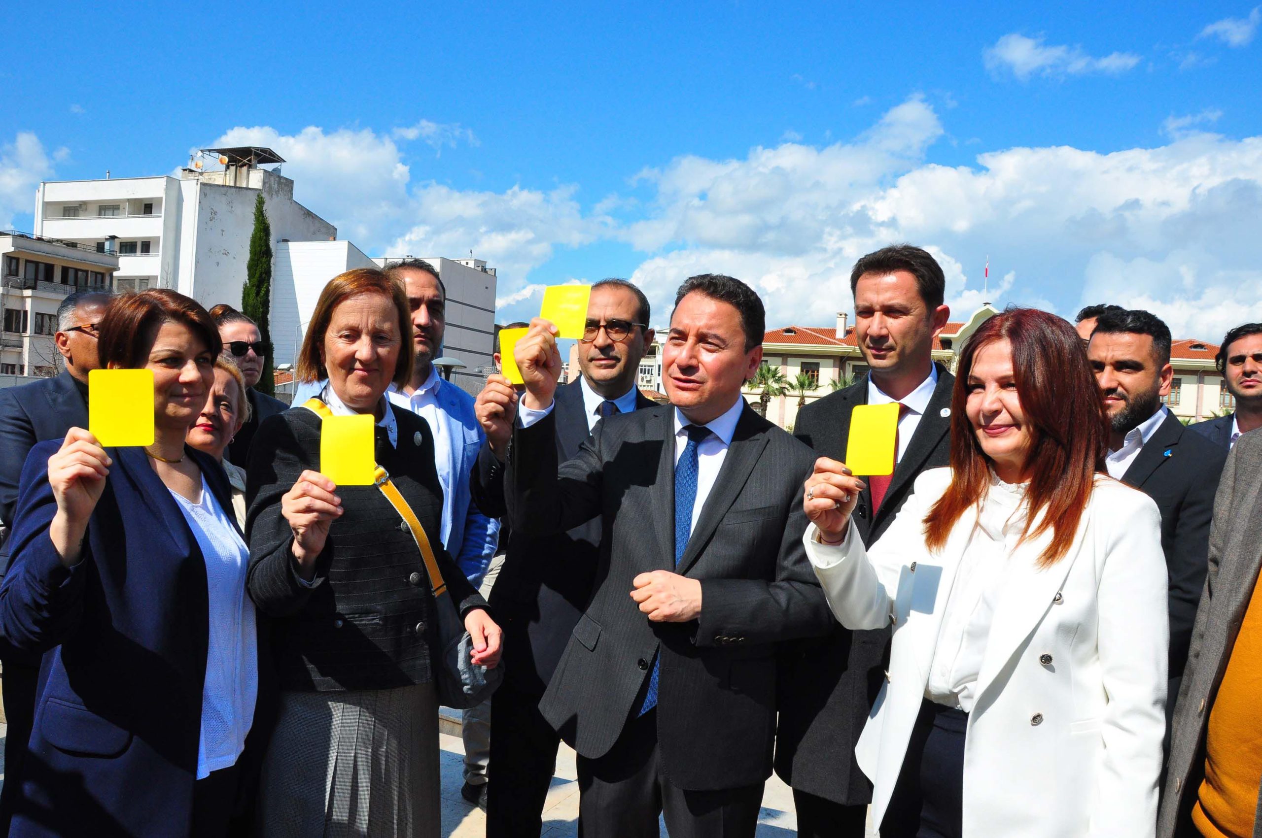 Ali Babacan hükümete 'sarı kart' gösterdi