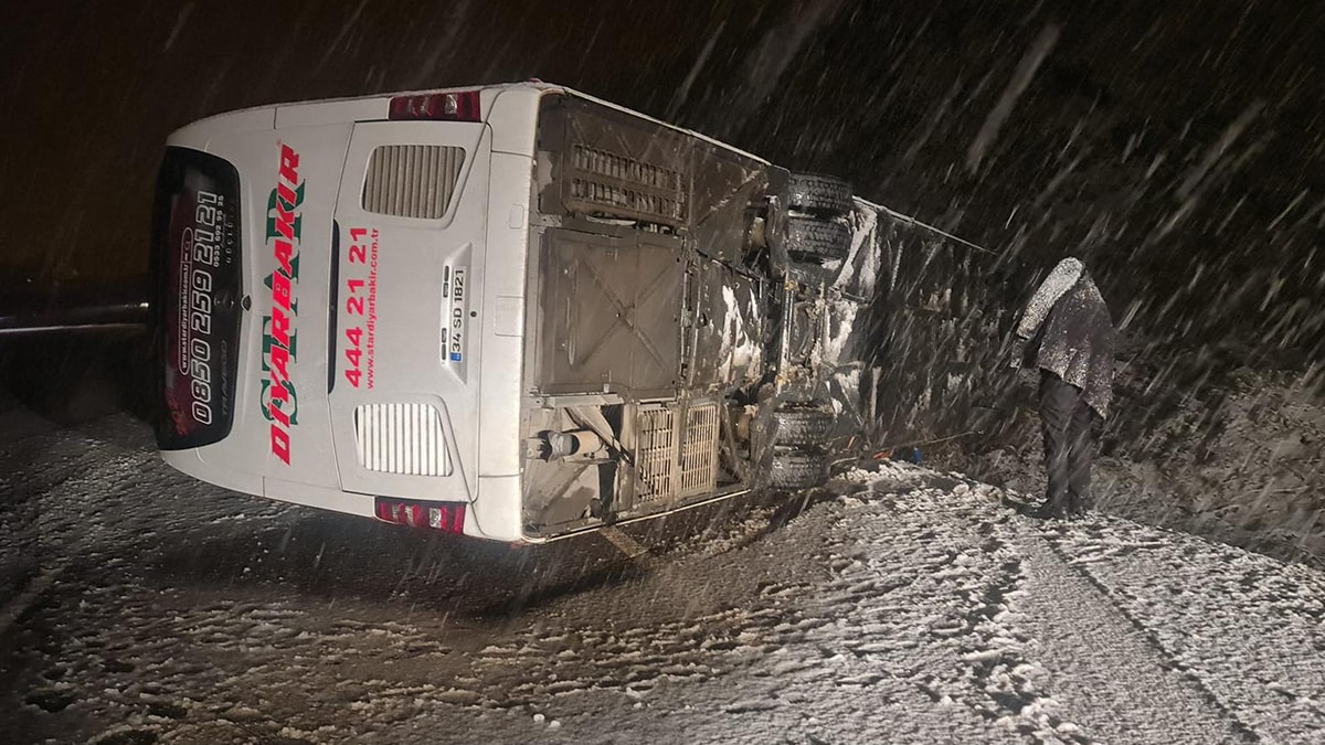 Bingöl'de yolcu otobüsü devrildi: 17 kişi yaralandı