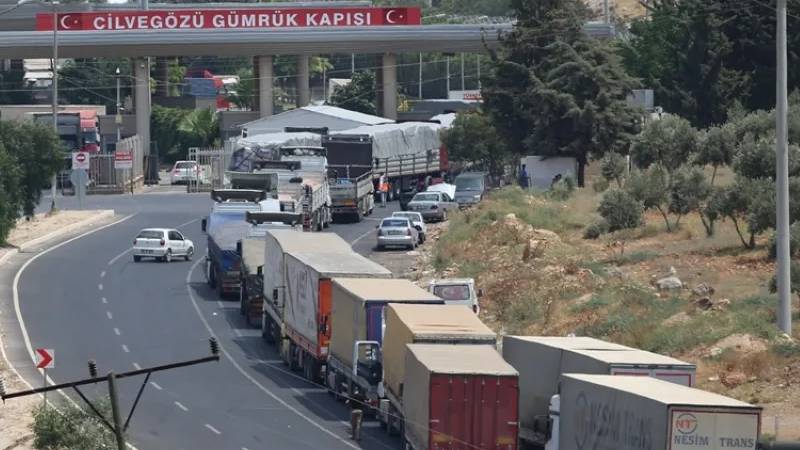 Binlerce araç Suriye sınırında bekliyor: TIR kuyruğu 6 kilometreyi aştı