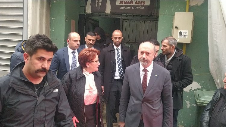 Akşener, Sinan Ateş'in babası Musa Ateş'in evine taziye ziyaretinde bulundu