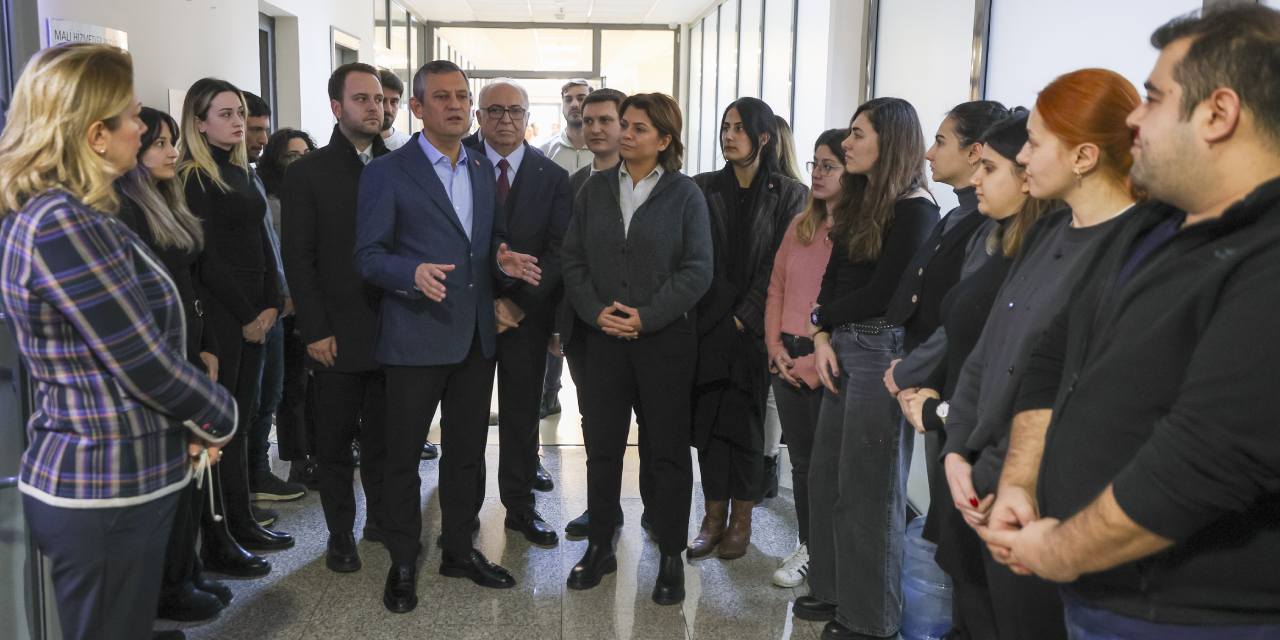 Özgür Özel'den Beşiktaş Belediyesi personeline moral ziyareti