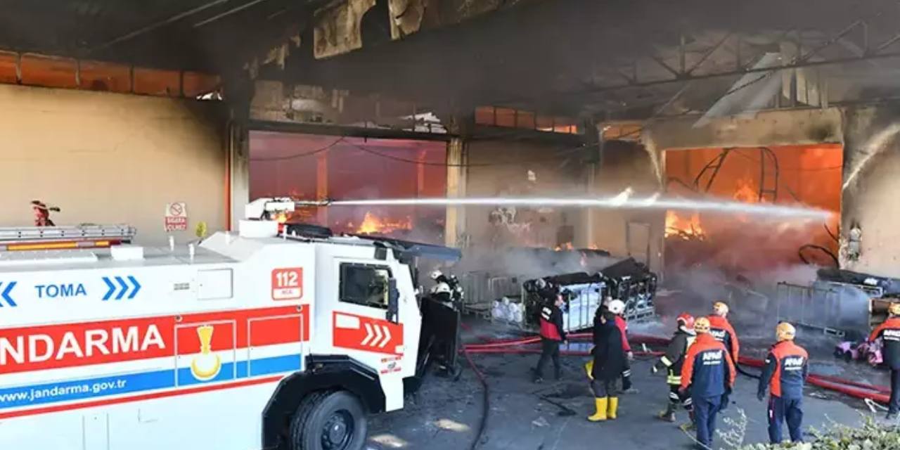 Şanlıurfa'da tekstil fabrikasında yangın: Kontrol altında