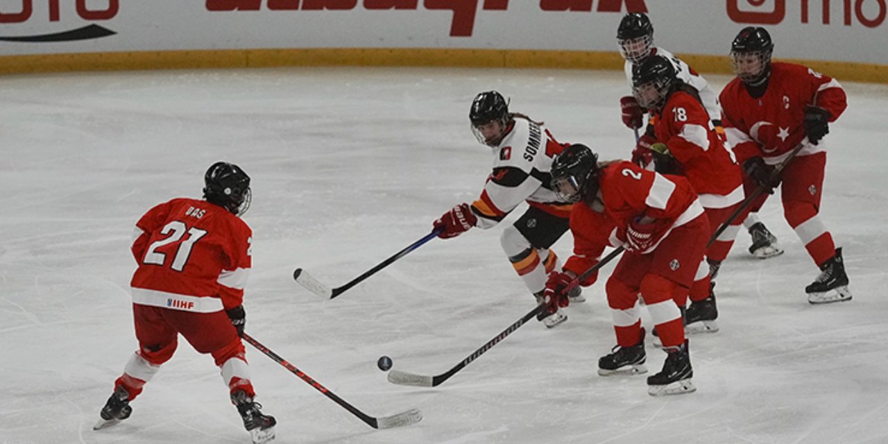 Buz Hokeyi Kadın Milli Takımı'nda hedef altın madalya