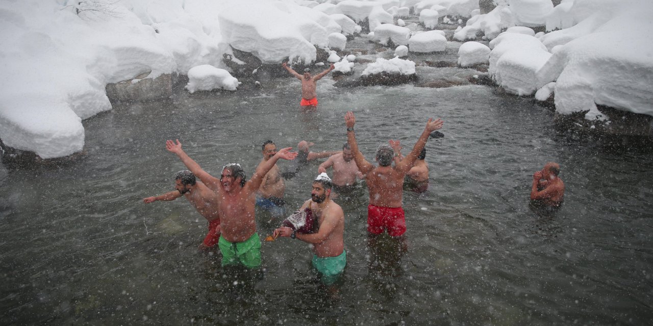 Rize'de kar yağışı altında "9. Kış Yüzme Şenliği" yapıldı