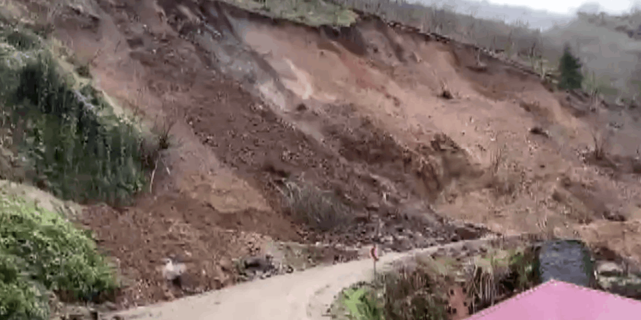 Trabzon’da heyelan: Sağanak sonrası yol ulaşıma kapandı!