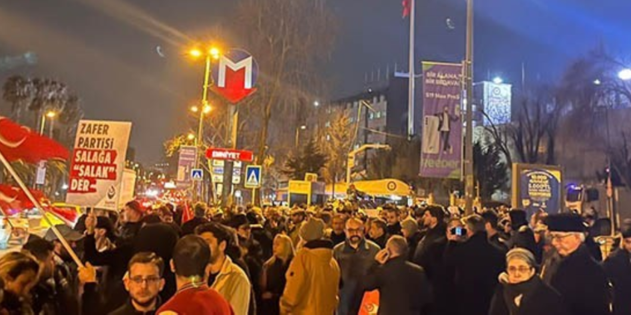 Zafer Partililer, Ümit Özdağ'a destek için 'Vatan Emniyet' önünde toplandı