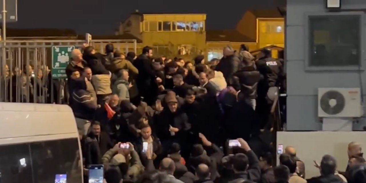 Tutuklama talebi sonrası adliye önünde arbede! Zafer Partililer, zorla kapıyı açtı