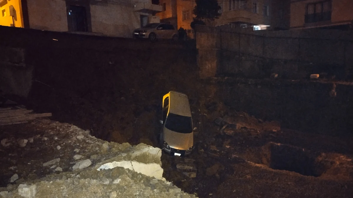 Kartal'da toprak kayması: Otomobil inşaatın temel çukuruna düştü