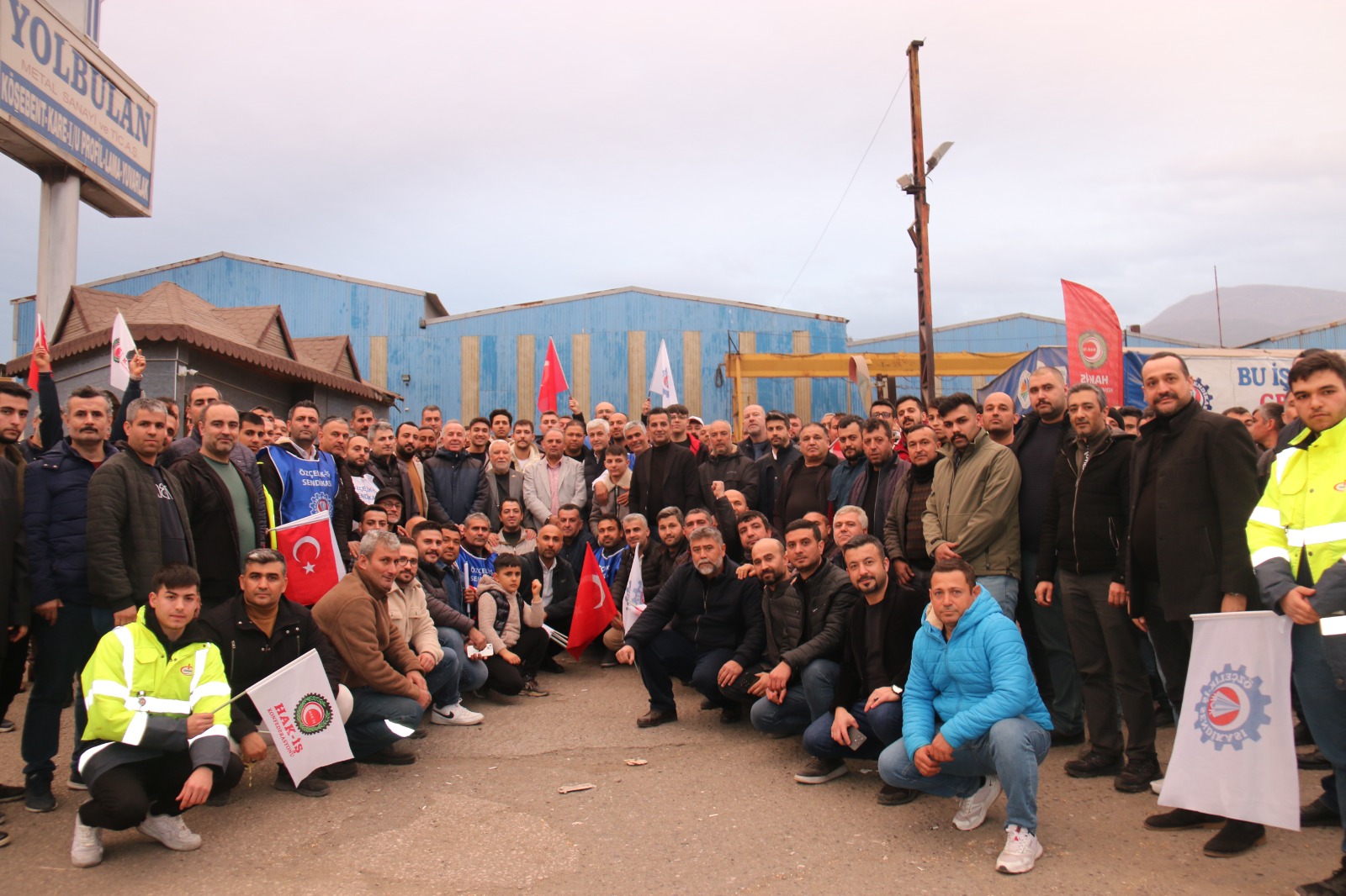 Yolbulan işçileri 217 gündür grevde: İşçiler yol kapattı