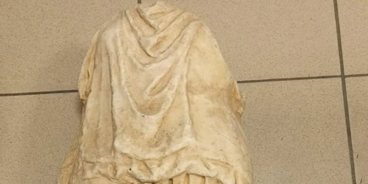 Helenistik döneme ait  2 bin yıllık heykel çöpten çıktı