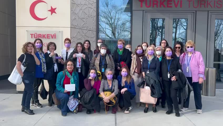 New York'taki Türkevi önünde İstanbul Sözleşmesi'nden çıkılması protesto edildi