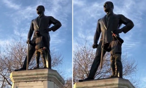 Sarayburnu'ndaki Atatürk heykeline maskeli bir kişi saldırdı