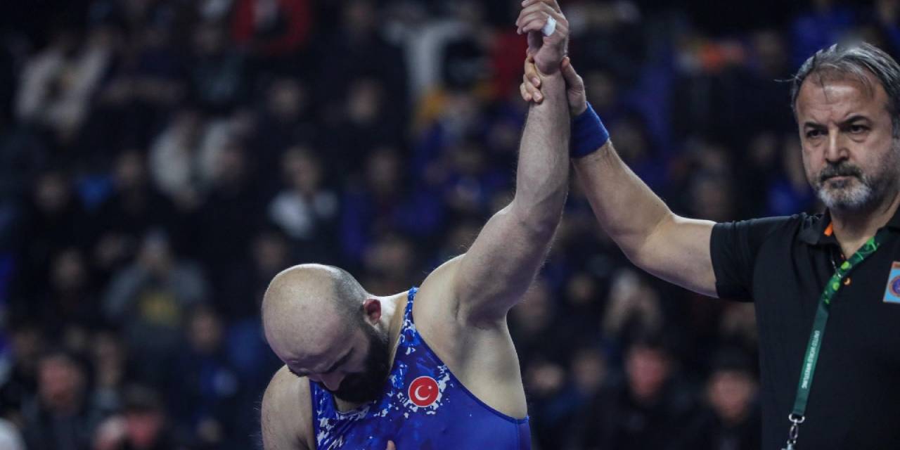 İzmir’in güreş takımı Ankara'dan madalyalarla döndü