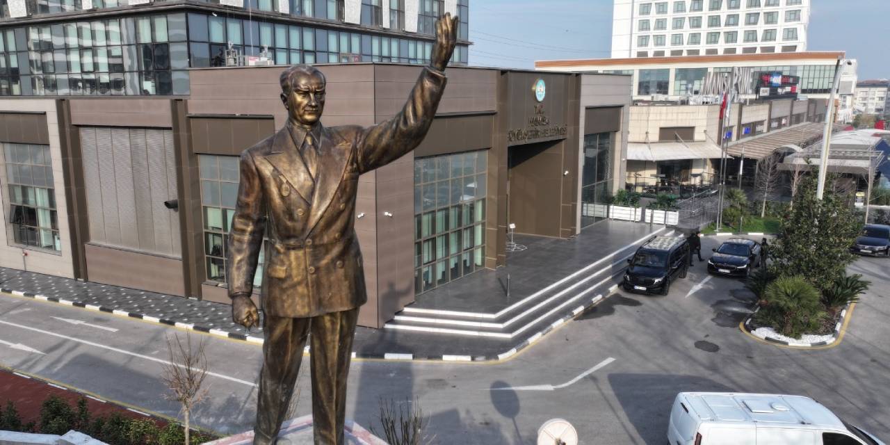 1961 yapımı Atatürk heykeli, Manisa'da yeni yerine taşındı