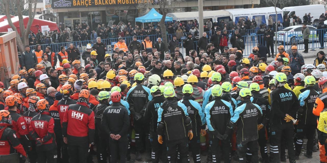 Bakan Yerlikaya: Konya'da çöken binaya bin 568 personel ve 330 araçla müdahale edildi