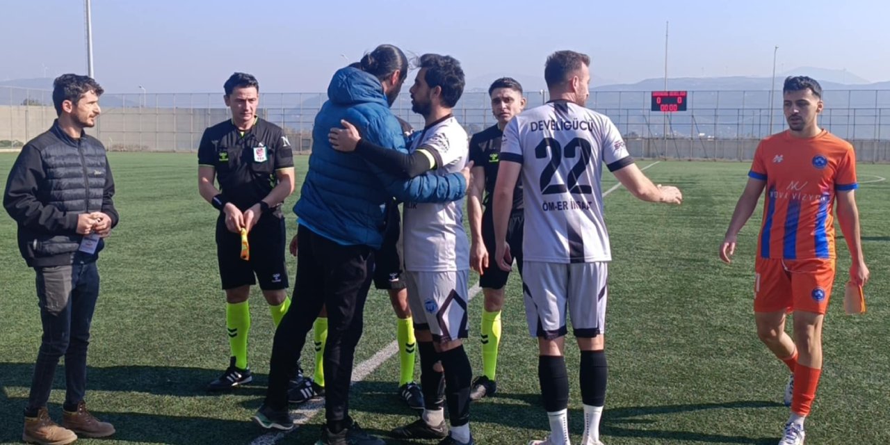 Yaşadıkları maddi sıkıntılara dikkati çekmek için sahadan çekildiler