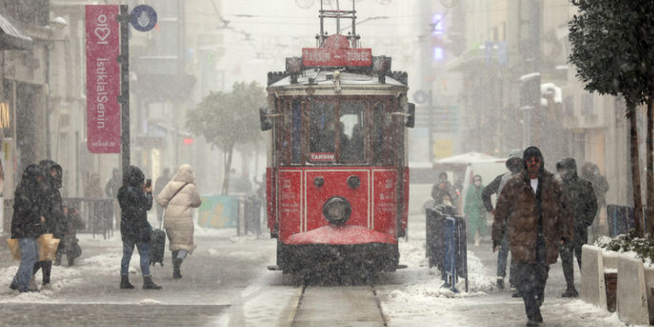 İstanbul’da kar nostaljiye dönüşüyor: Gökdelenler ve azalan yeşil alanlar kar yağışını engelliyor