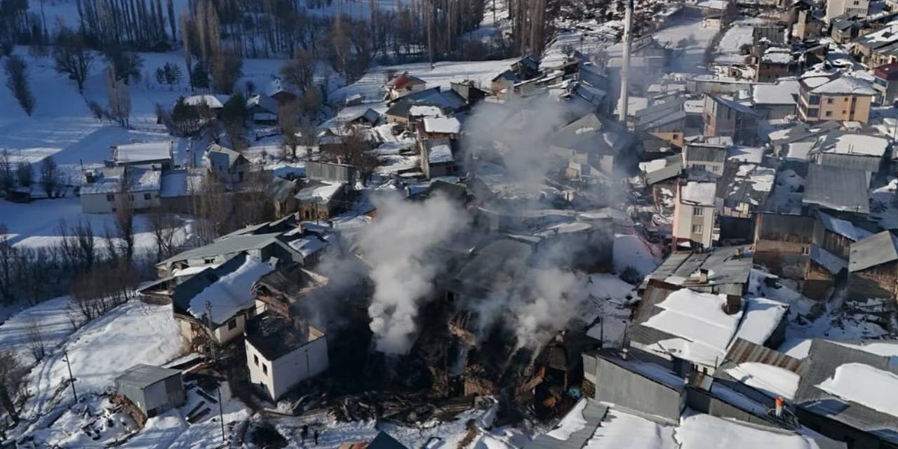 Erzurum'da yangın: 10 ev, 5 ahır ve 3 depo kullanılmaz hale geldi