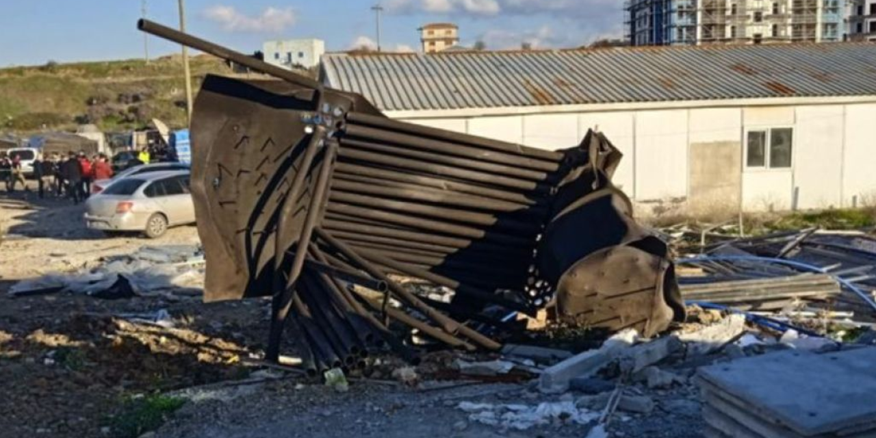 İzmir'de inşaatta su kazanı patladı: Yaralı işçiler var