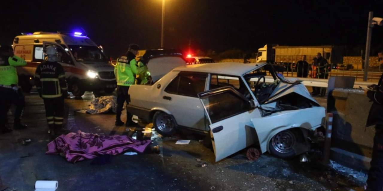 Mersin'de feci kaza! Otomobil, beton bariyerlere çarptı: 2 ölü, 5 yaralı