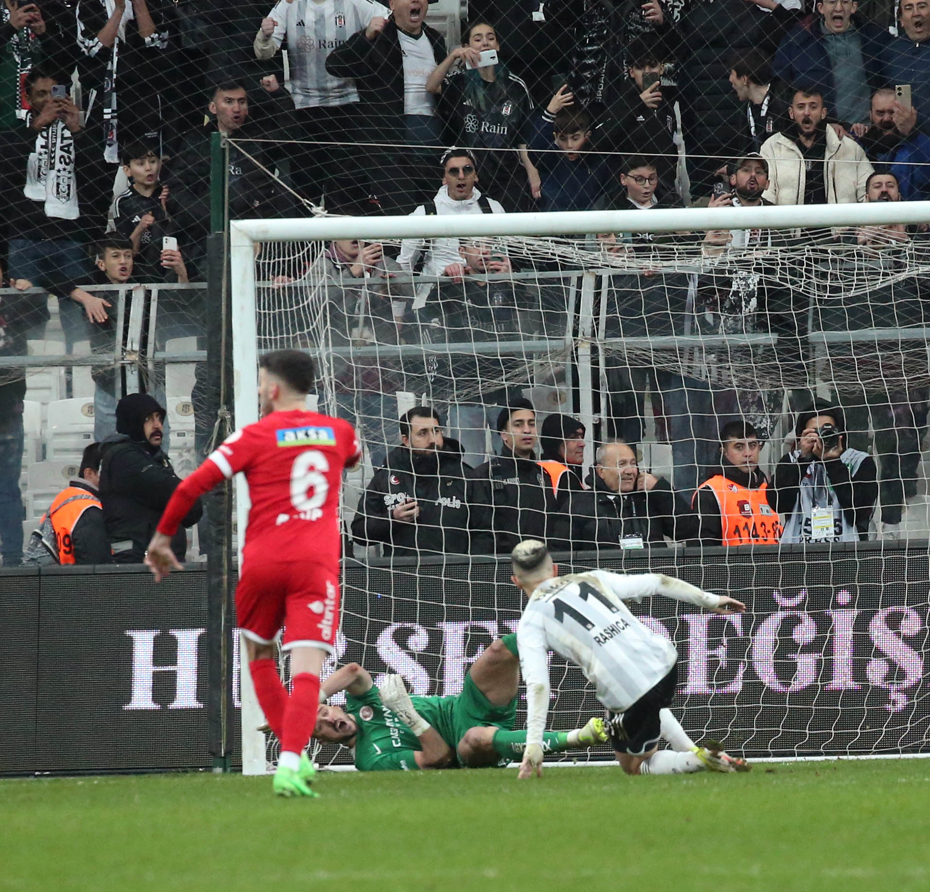 Eski hakemler değerlendirdi: Beşiktaş'ın penaltı golünün iptal edilmesi doğru muydu?