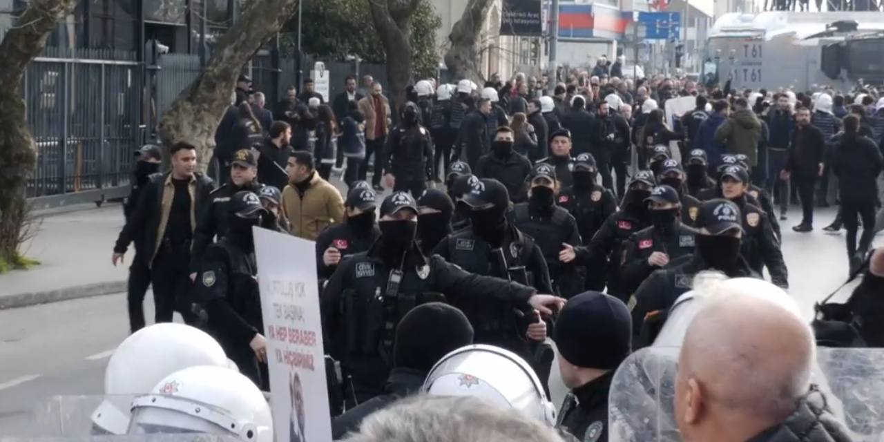 Çağlayan'da barikatın aşıldığı ve polisin biber gazı sıkıldığı anlar