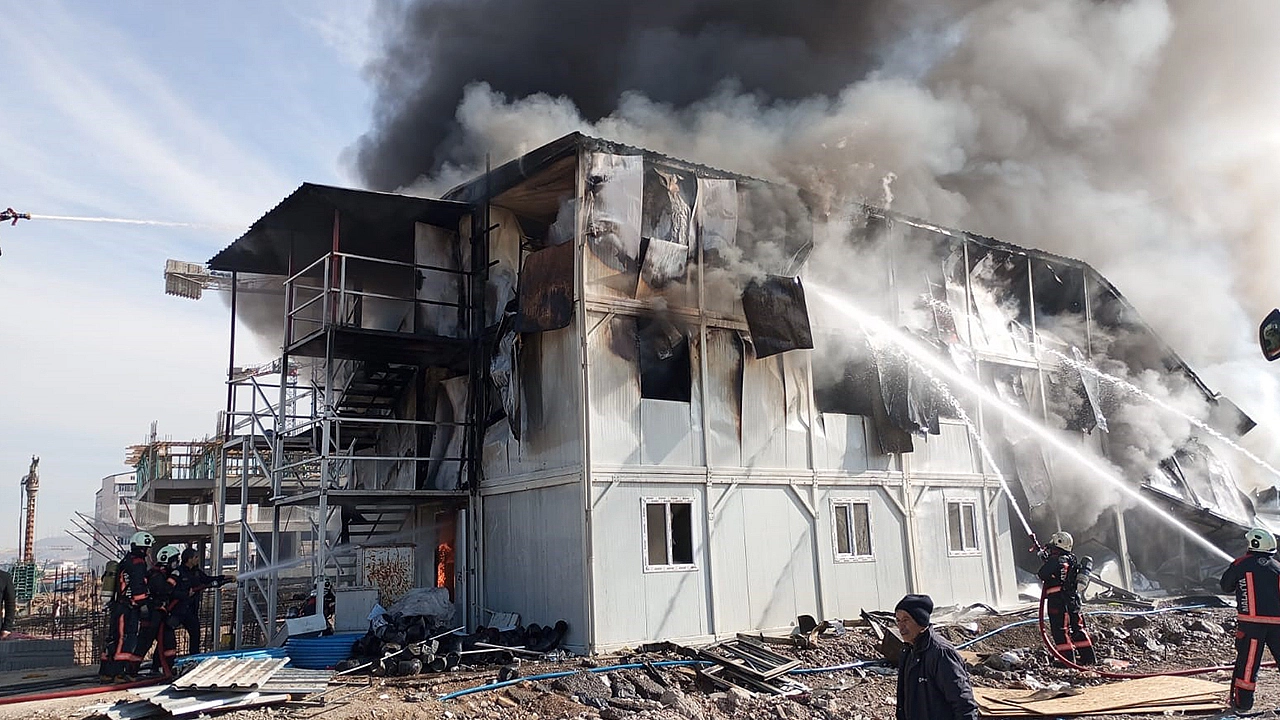 Malatya'da inşaat işçilerinin kaldığı konteynerlerde yangın