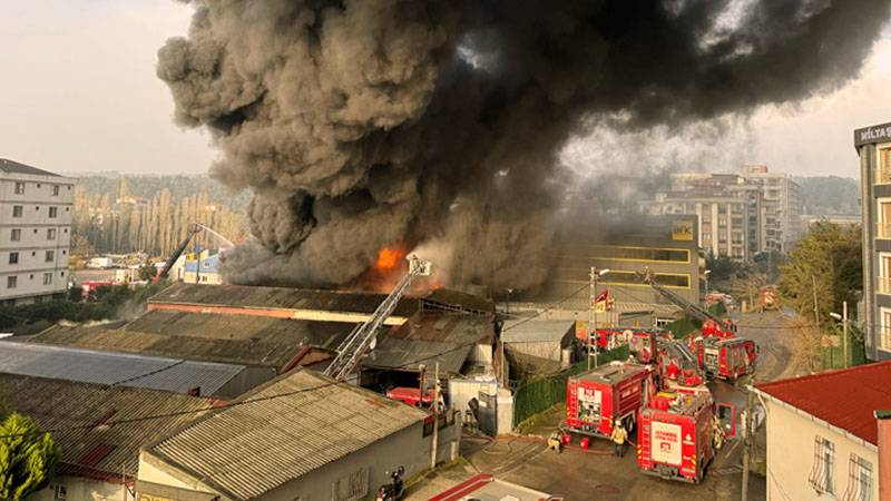 Çekmeköy'de lastik fabrikasında yangın çıktı