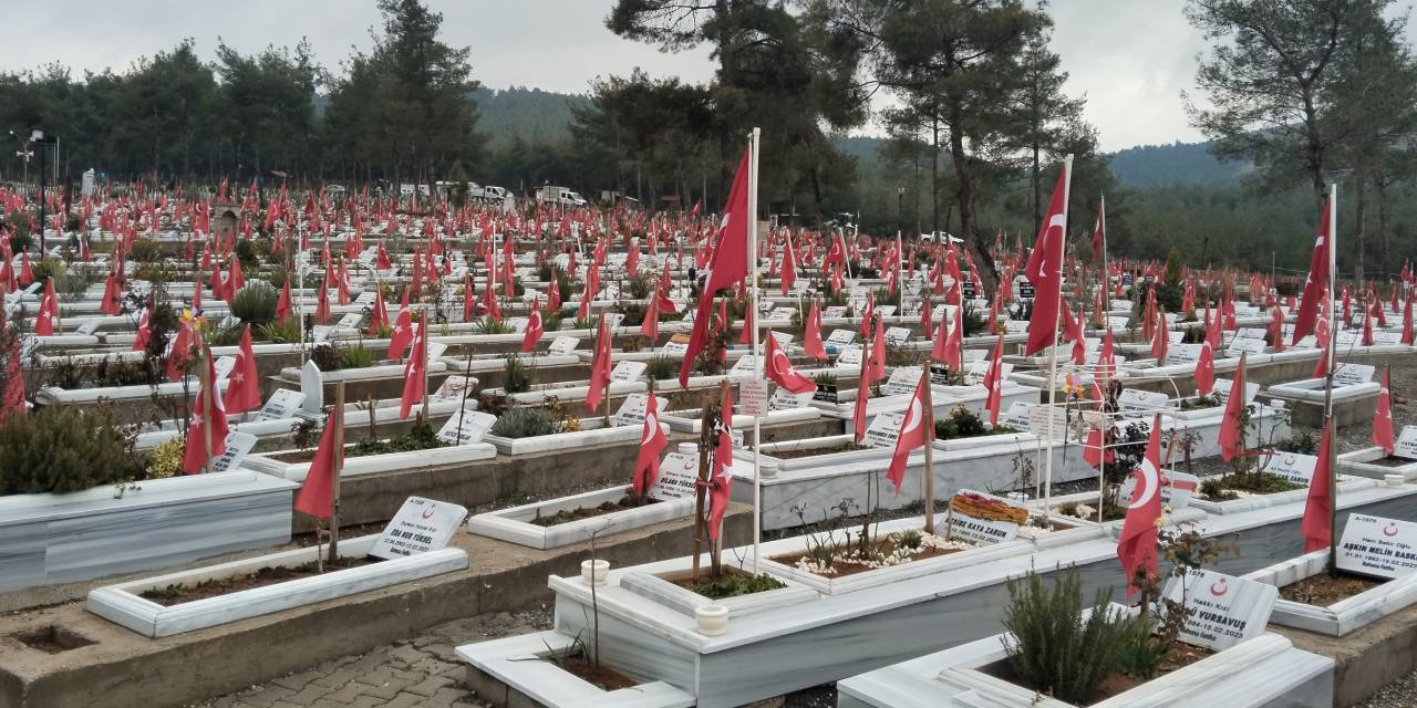 6 Şubat depremlerinin ikinci yıl dönümü kayıp yakınları Kapıçam Mezarlığı'nda: Deprem değil, binalar öldürüyor