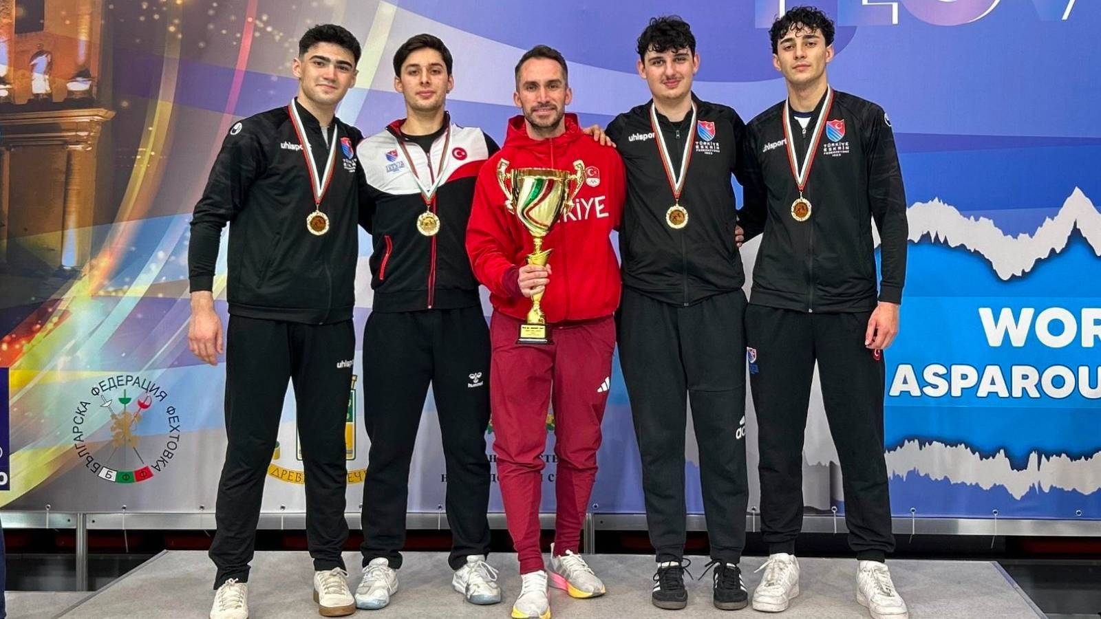 Genç Erkek Kılıç Milli Takımı'ndan Dünya Kupası'nda altın madalya