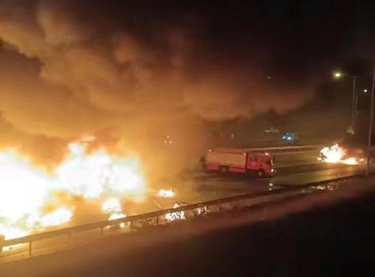 TAG Otoyolu Gaziantep geçişinde zincirleme kazada TIR ve otomobil yandı