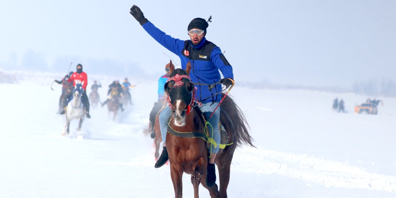 Erzurum'da kar üstünde "mahalli at yarışı" düzenlendi