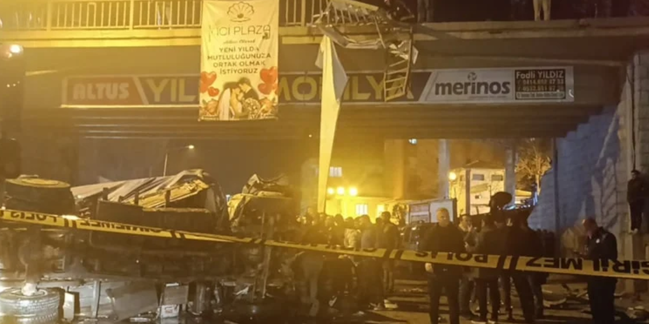 Freni boşalan kamyon dehşet saçtı: Çarpıştığı araçla birlikte köprüden uçtu! Ölü ve yaralılar var