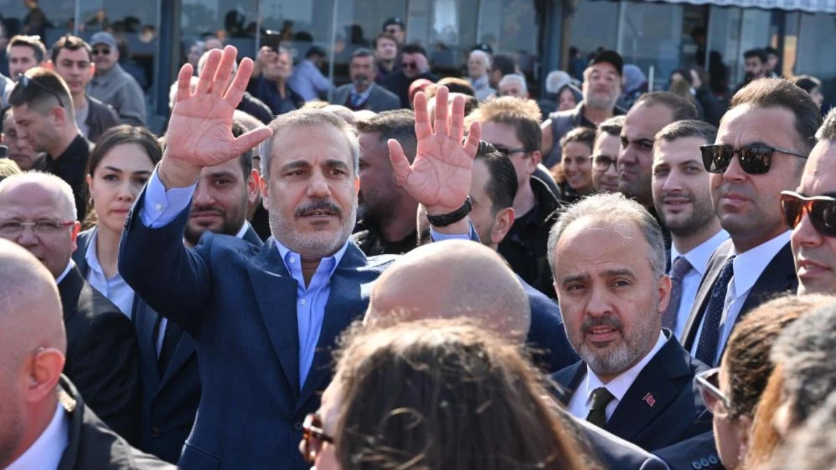 Hakan Fidan'ı Bursa'da protesto eden iki kişi gözaltına alındı: 'Bu ihaneti kesin, ticareti bitirin'