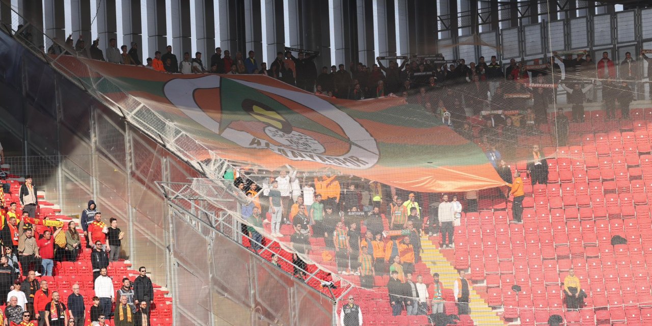 İzmir’de Alanyaspor taraftar otobüsüne taşlı saldırı