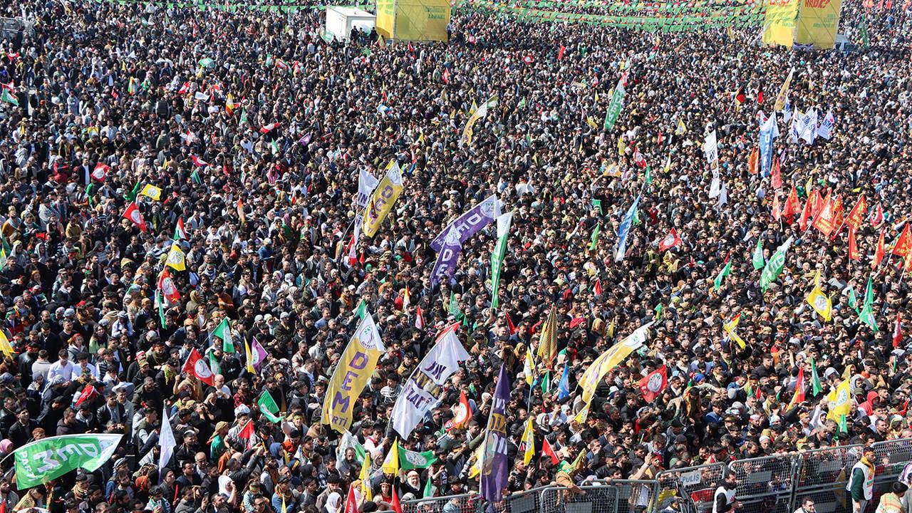 İstanbul Valiliği'nden Nevruz açıklaması: Öcalan bayrağı açan 3 kişi gözaltına alındı