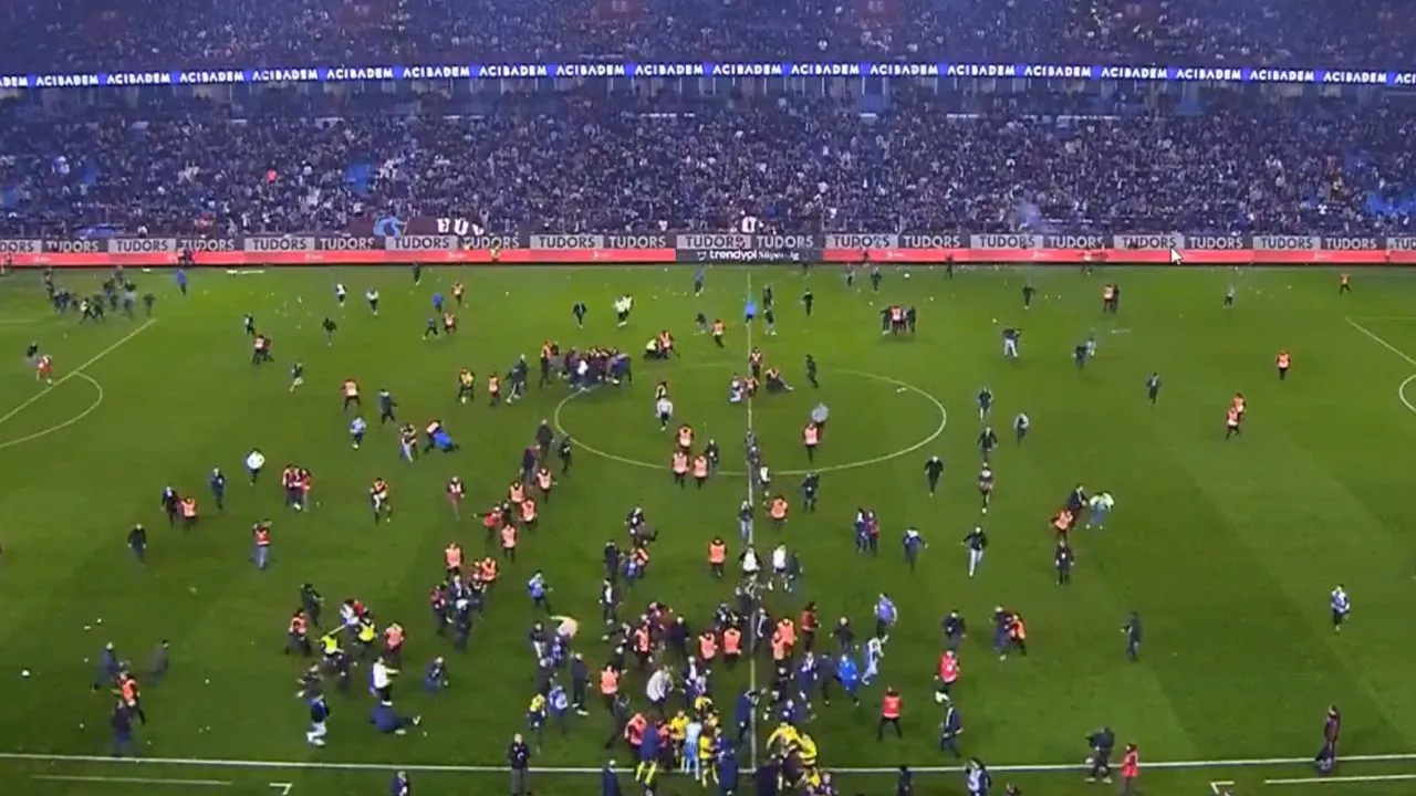 Maç sonu saha karıştı: Trabzonlu seyirciler, Fenerbahçeli futbolculara saldırdı!