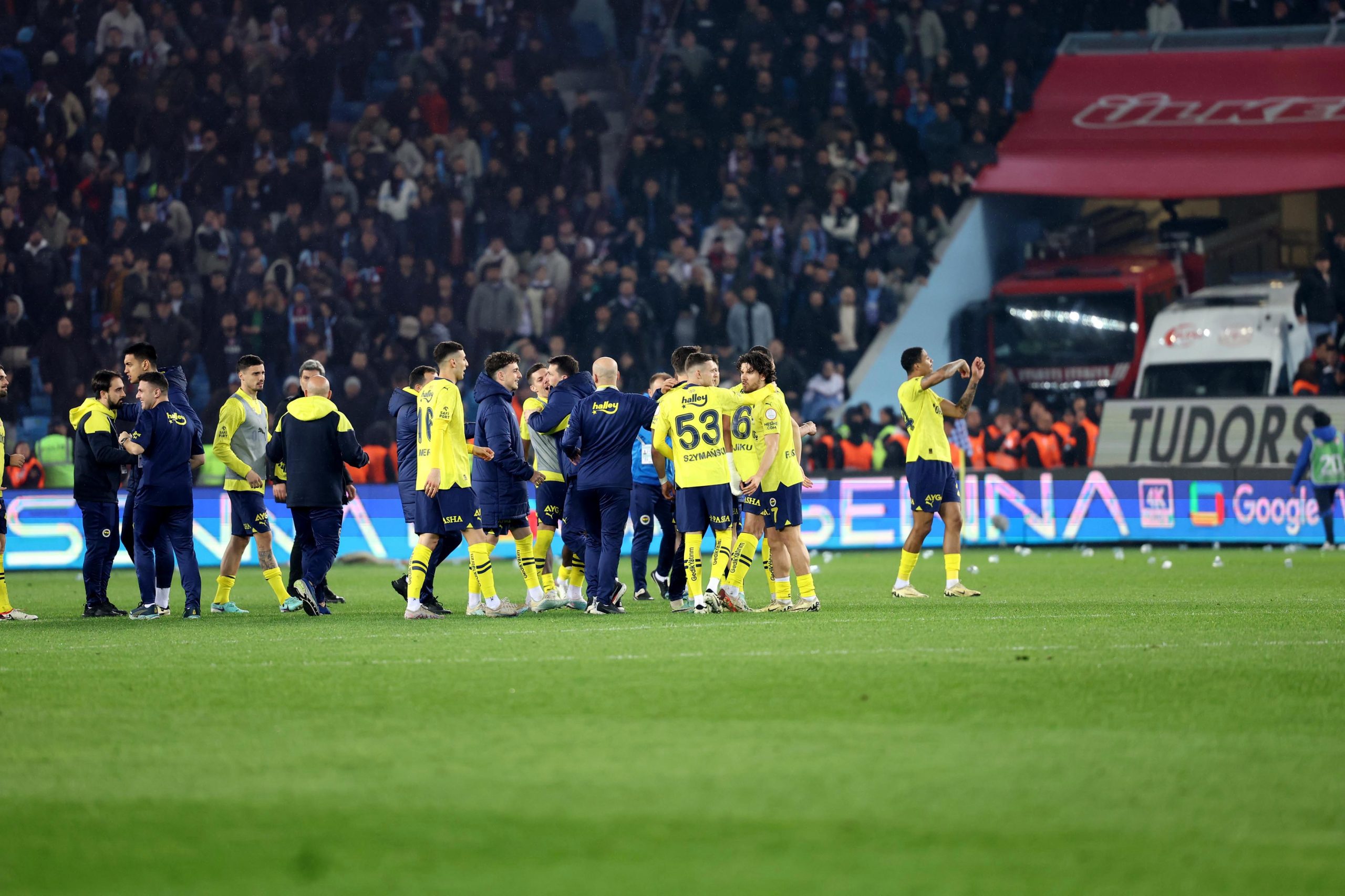 Fenerbahçeli futbolcular stadyumdan ayrıldı