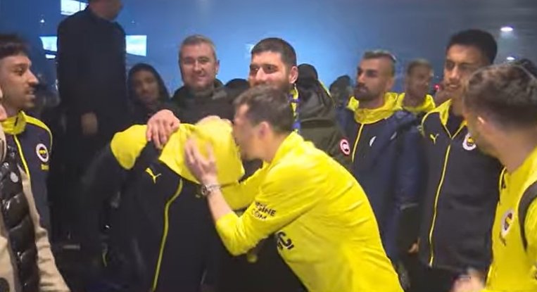 Fenerbahçe’yi İstanbul’da yüzlerce taraftar karşıladı; Mert Hakan Yandaş, Osayi Samuel’i alnından öptü