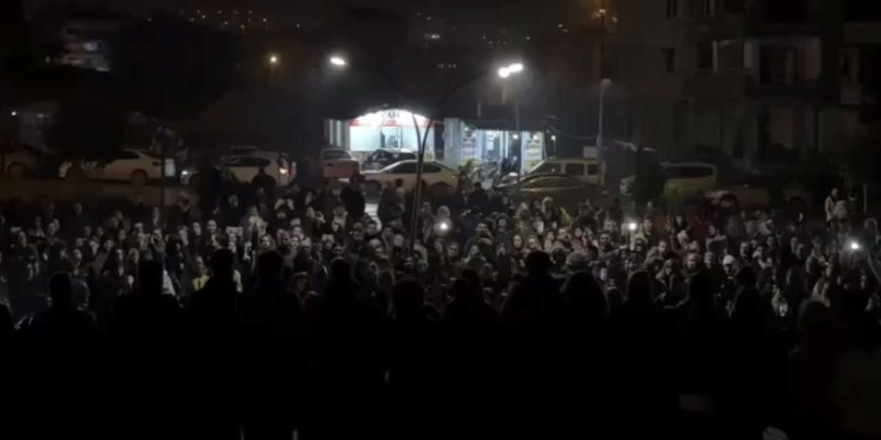 Hatay’da enkazın sesi: Depremzedeler, kaybettikleri sevdikleri için “Ayrılık” türküsünü söyledi