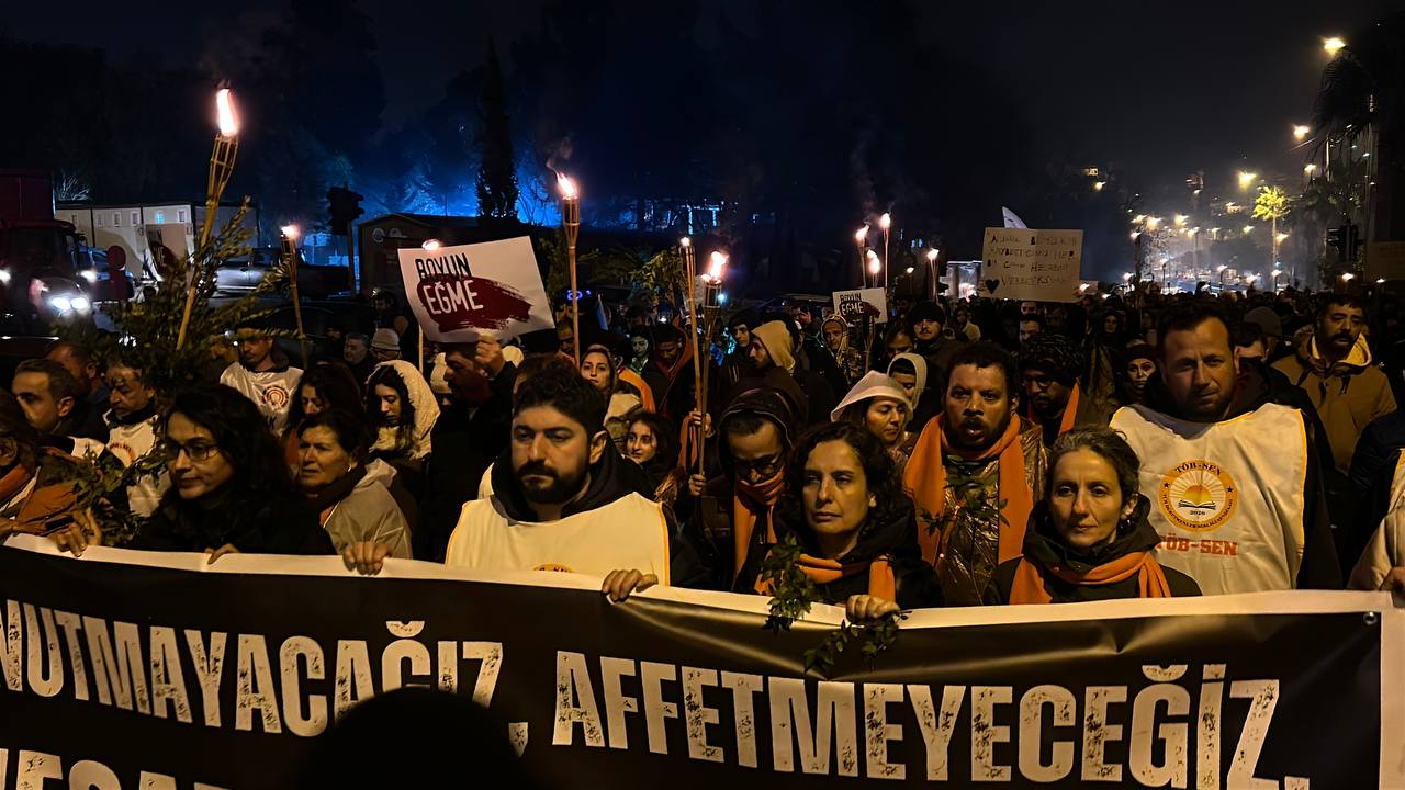 Depremde kaybettikleri yakınları için sessiz yürüyüş
