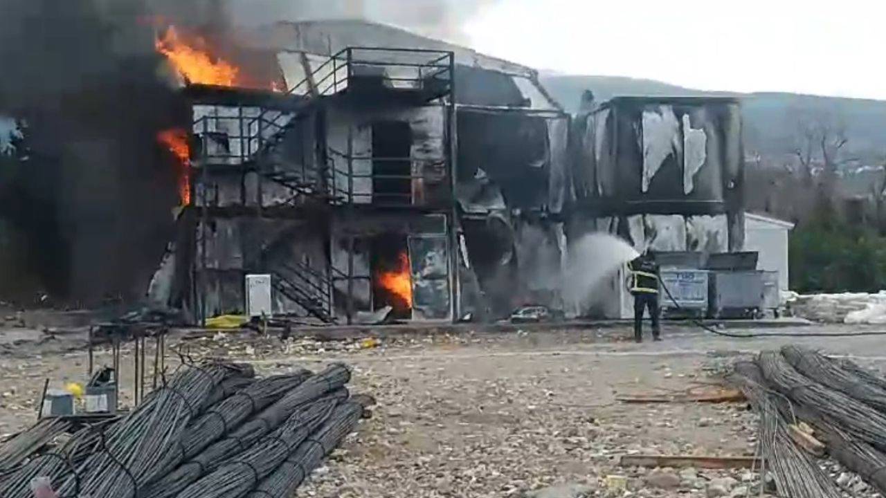Hatay'da işçilerin kaldığı konteynerlerde yangın